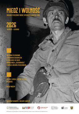 Plakat promujący wystawę plenerową „Miedź i wolność. Zagłębie Miedziowe wobec wydarzeń Sierpnia 1980”. Po prawej stronie znajduje się czarno-biała archiwalna fotografia górnika w kasku z lampą i aparatem ucieczkowym przewieszonym przez ramię, wykonana pod ziemią. Po lewej, na czarnym tle, umieszczono żółte napisy z informacjami o wydarzeniu. Wystawa odbędzie się od sierpnia do listopada 2026 roku i będzie poświęcona strajkom w KGHM, narodzinom „Solidarności” oraz pamięci regionu miedziowego. Miejscem ekspozycji będą Rynek i Ratusz Miejski w Lubinie. Wstęp jest bezpłatny. Na dole plakatu znajdują się logotypy partnerów i organizatorów oraz informacja o dofinansowaniu projektu. Kolorystyka plakatu opiera się na czerni, bieli i intensywnym żółtym akcencie typograficznym.