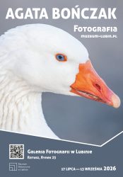 Plakat promujący wystawę fotografii Agaty Bończak. Centralną część zajmuje zbliżenie głowy białej gęsi z pomarańczowym dziobem na rozmytym, szaroniebieskim tle. U góry znajduje się napis „AGATA BOŃCZAK”, poniżej „Fotografia” oraz adres „muzeum-lubin.pl”. W dolnej części umieszczono kod QR, logo Muzeum Historycznego w Lubinie oraz informacje: „Galeria Fotografii w Lubinie, Ratusz, Rynek 23”. Wystawa prezentowana jest od 17 lipca do 13 września 2026 roku.