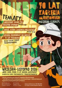 Plakat promujący cykl lekcji muzealnych „Miedź, ludzie, region. 70 lat Zagłębia Miedziowego”, skierowany do uczniów szkół podstawowych i ponadpodstawowych. Na ilustracji znajduje się młody górnik w kasku, trzymający kilof i fragment skały z rudą miedzi. W tle widoczne są stylizowane sylwetki górników, przemysłowy krajobraz oraz motywy związane z miedzią. Plakat zawiera informacje o trzech tematach zajęć: „Miedziany skarb pod naszymi stopami” dla klas I–III, „Miedź, która zmieniła wszystko” dla klas IV–VI oraz „Region zbudowany na miedzi – 70 lat przemian” dla klas VII–VIII i szkół ponadpodstawowych. Zajęcia odbywają się od września do listopada 2026 roku. Zapisy od 24 sierpnia pod numerem 76 749 69 69.
