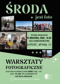 Plakat promujący warsztaty fotograficzne „Środa jest foto” organizowane przez Muzeum Historyczne w Lubinie. Na czarnym tle znajduje się duży zielony napis „ŚRODA jest foto” oraz kolaż fotografii uczestników warsztatów. W centralnej części podano informację o spotkaniu organizacyjnym: 23 września o godz. 16.00 w sali konferencyjnej Ratusza przy Rynku 23. Dolną, jasnozieloną część plakatu zajmuje napis „WARSZTATY FOTOGRAFICZNE”. Zajęcia odbywają się co drugą środę o godz. 15.00. Podano numery telefonów do zapisów: 731 862 777 i 575 814 777 oraz informację o ograniczonej liczbie miejsc. Na dole widnieje logo Muzeum Historycznego w Lubinie.