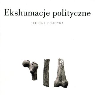 Okładka publikacji „Ekshumacje polityczne. Teoria i praktyka”. Na białym tle umieszczono tytuł publikacji oraz trzy fotografie kości ludzkich przedstawione w dolnej części okładki.