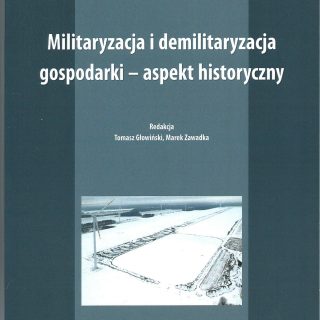 Okładka publikacji „Militaryzacja i demilitaryzacja gospodarki – aspekt historyczny”, pod redakcją Tomasza Głowińskiego i Marka Zawadki. Na niebieskoszarym tle umieszczono fotografię zimowego krajobrazu z turbiną wiatrową oraz pozostałościami infrastruktury przemysłowej.