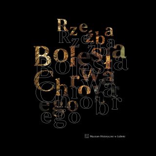 Grafika przedstawiająca rzeźbę Bolesława Chrobrego. Na czarnym tle znajduje się stylizowany napis „Rzeźba Bolesława Chrobrego”, nałożony na fotografię fragmentu rzeźby. W dolnej części umieszczono logo i nazwę Muzeum Historycznego w Lubinie.