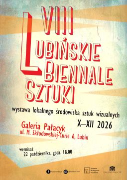 Plakat VIII Lubińskiego Biennale Sztuki. Na jasnym, przetartym tle z pomarańczowymi pasami duży czerwono-biały, przestrzenny napis „VIII Lubińskie Biennale Sztuki”. Pod nim: „wystawa lokalnego środowiska sztuk wizualnych, X–XII 2026, Galeria Pałacyk, ul. M. Skłodowskiej-Curie 6, Lubin. Wernisaż 22 października, godz. 18.00”. Na dole logotypy Muzeum Historycznego w Lubinie i Galerii Pałacyk.
