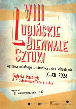 Plakat VIII Lubińskiego Biennale Sztuki. Na jasnym, przetartym tle z pomarańczowymi pasami duży czerwono-biały, przestrzenny napis „VIII Lubińskie Biennale Sztuki”. Pod nim: „wystawa lokalnego środowiska sztuk wizualnych, X–XII 2026, Galeria Pałacyk, ul. M. Skłodowskiej-Curie 6, Lubin. Wernisaż 22 października, godz. 18.00”. Na dole logotypy Muzeum Historycznego w Lubinie i Galerii Pałacyk.